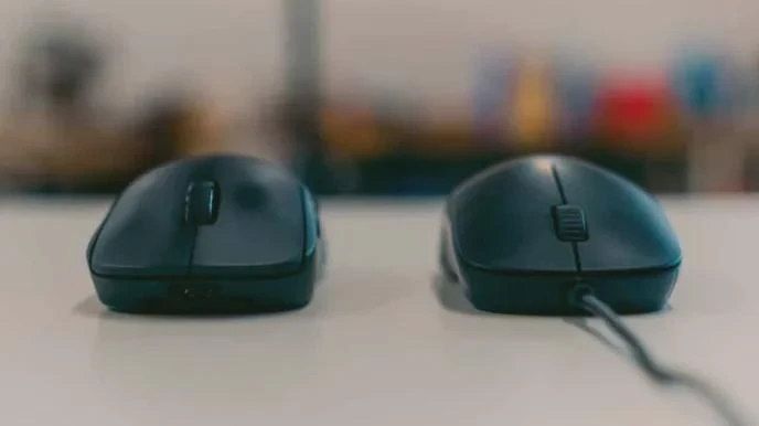 Слева беспроводная киберспортивная мышь с фирменным USB-донглом, справа — проводная классика. По задержке разница ~0.3 мс